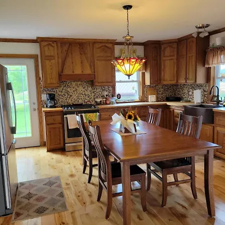 Modern, Amish-Built Farmhouse, 3 Bedrooms Sleeps 6